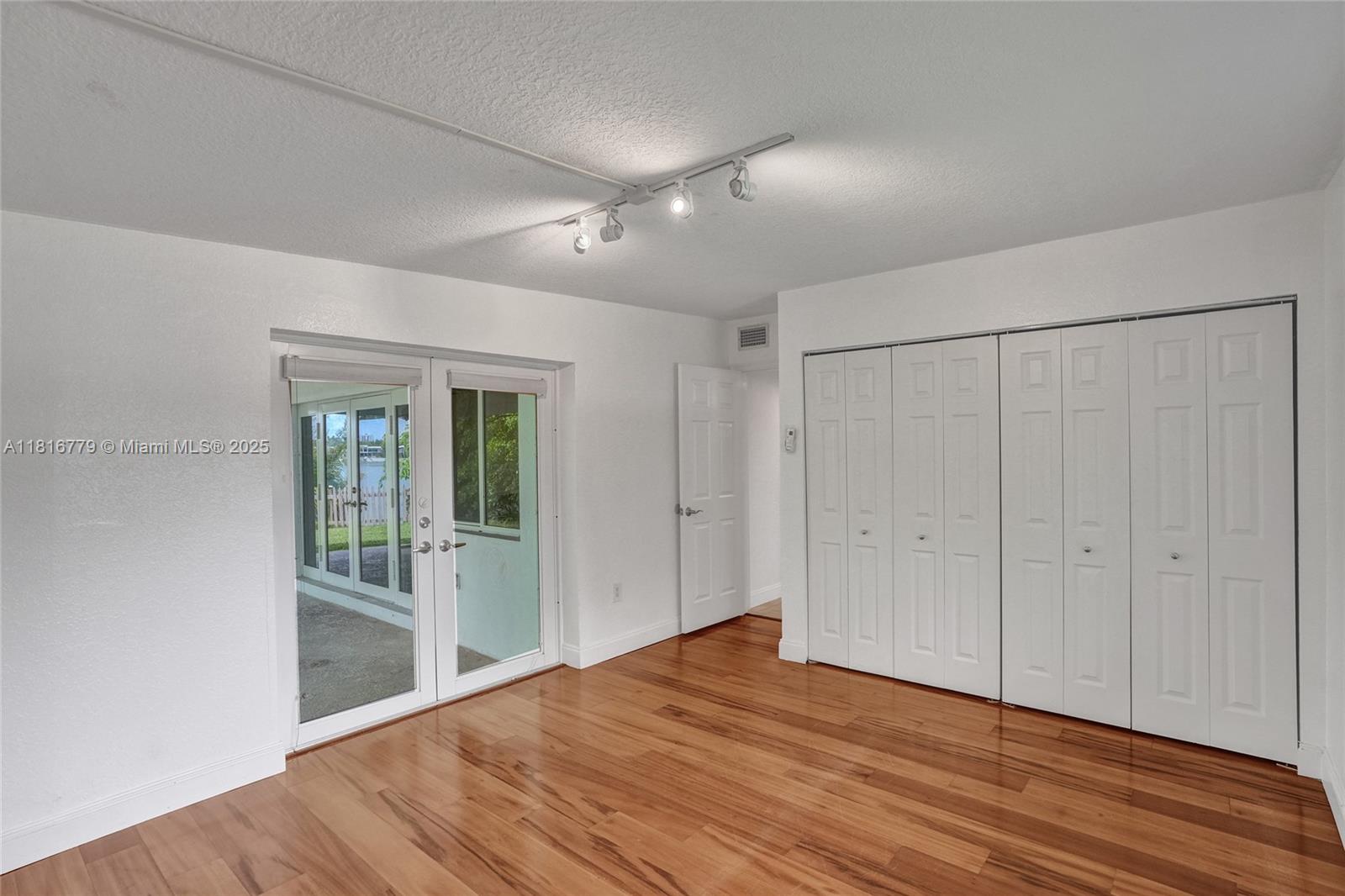 2050 NE 196th Ter, North Miami Beach, Florida image 29