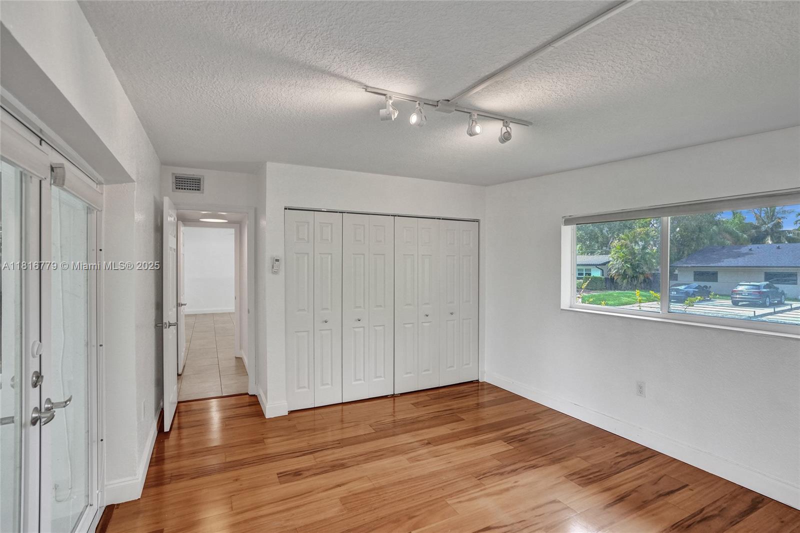 2050 NE 196th Ter, North Miami Beach, Florida image 30