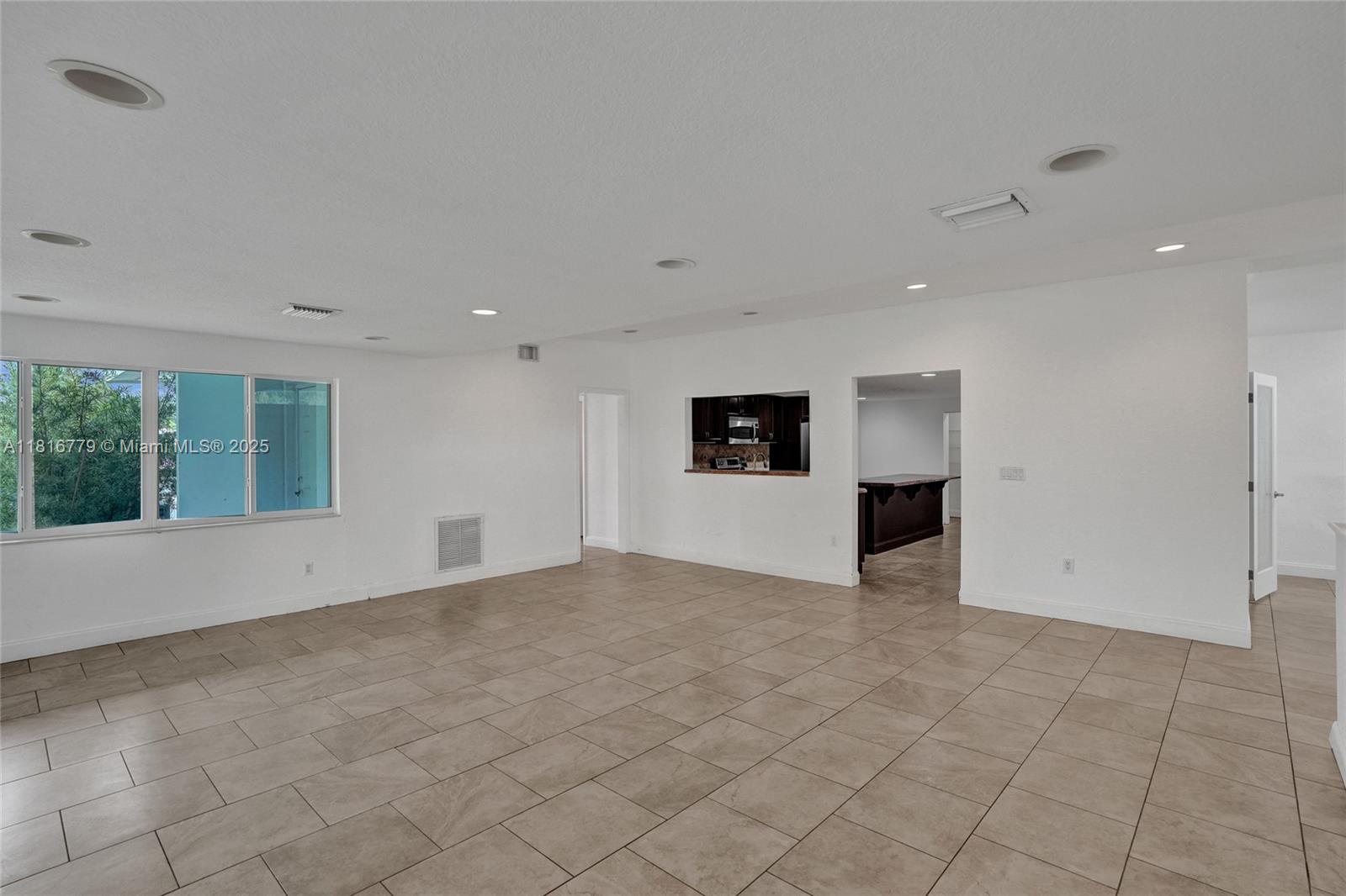 2050 NE 196th Ter, North Miami Beach, Florida image 33