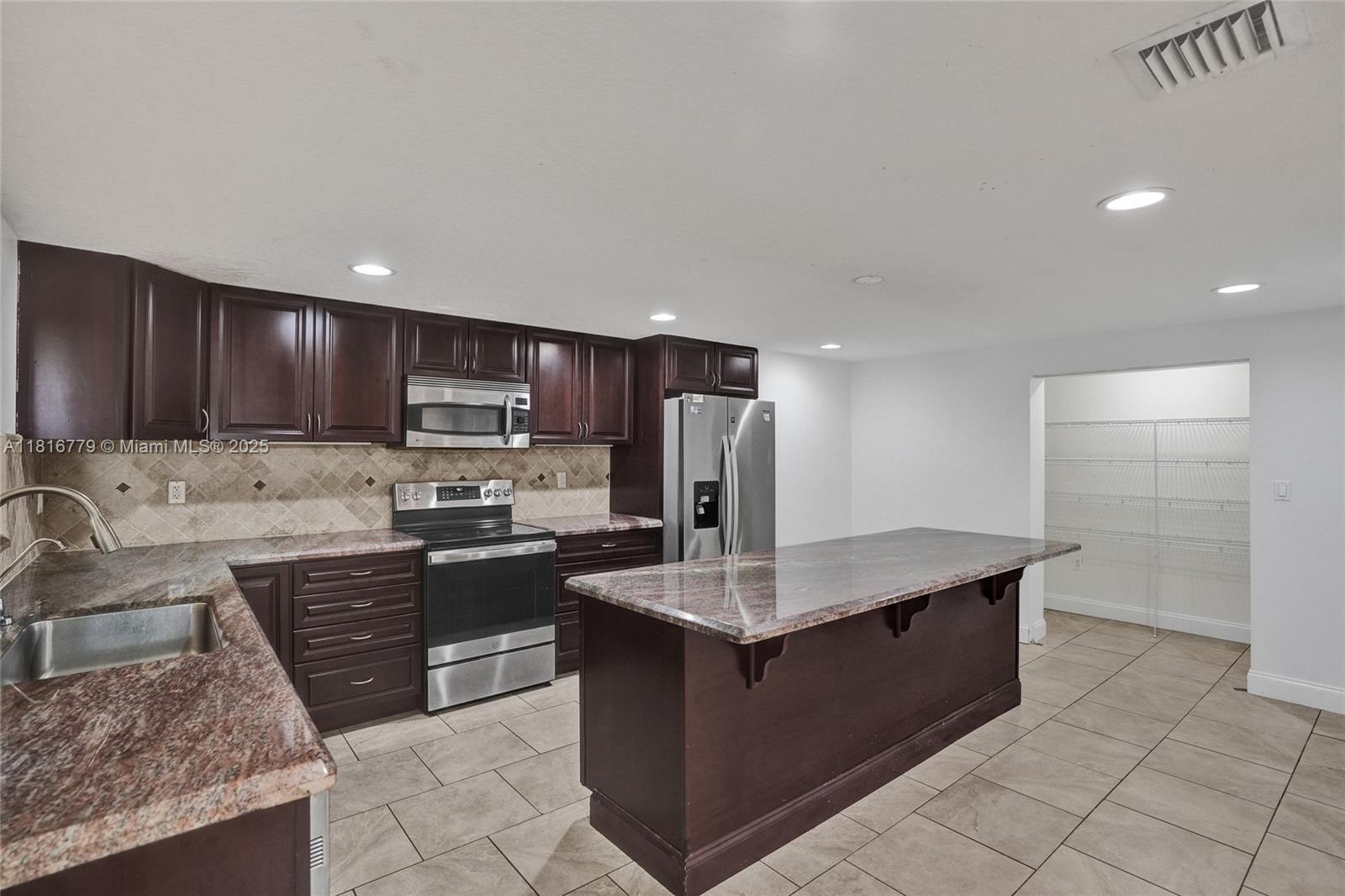 2050 NE 196th Ter, North Miami Beach, Florida image 34