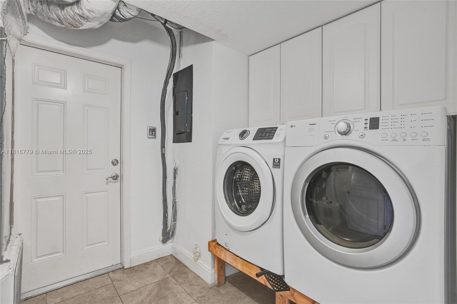 2050 NE 196th Ter, North Miami Beach, Florida image 39