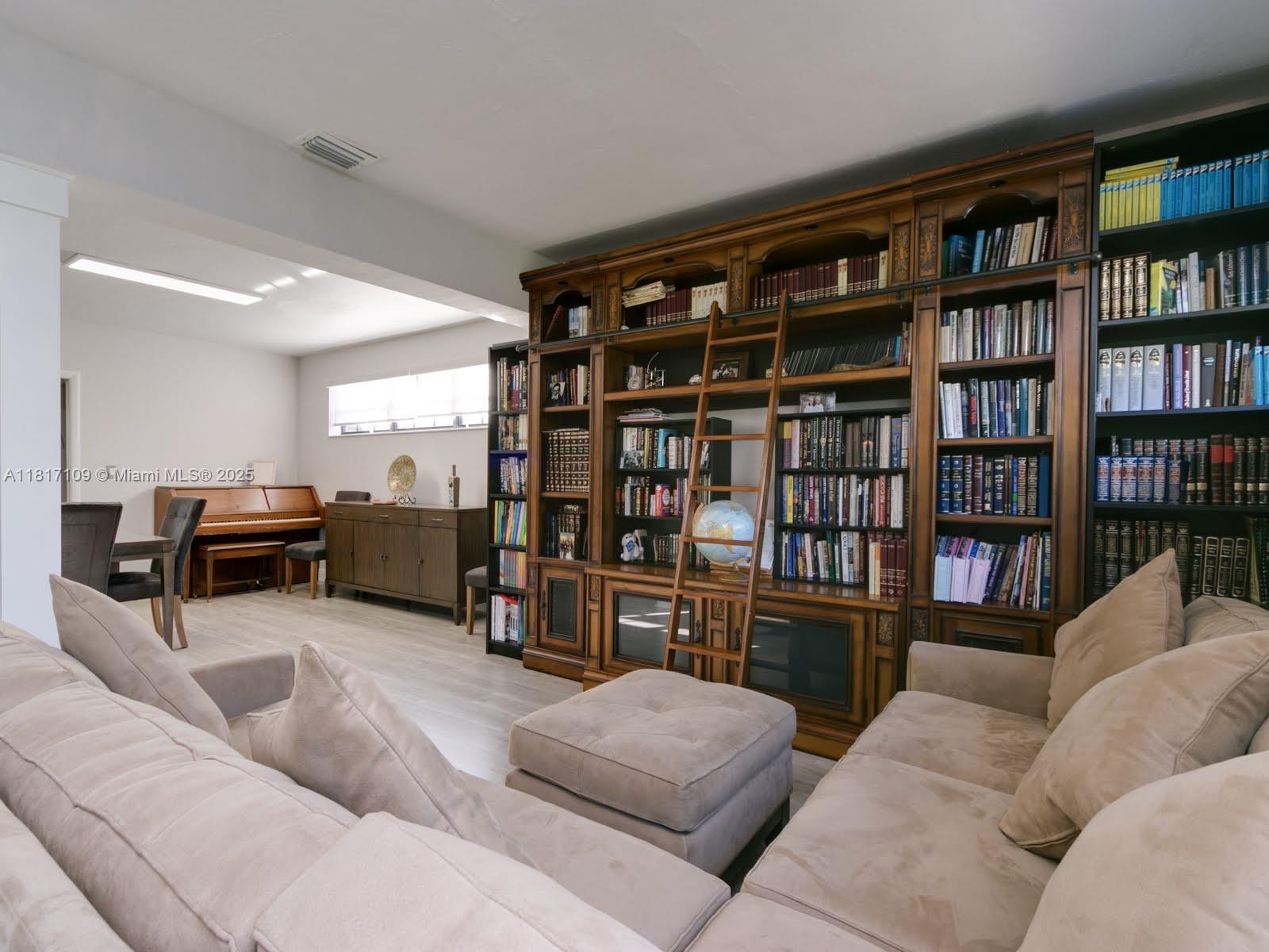 1121 NE 175th St, North Miami Beach, Florida image 14