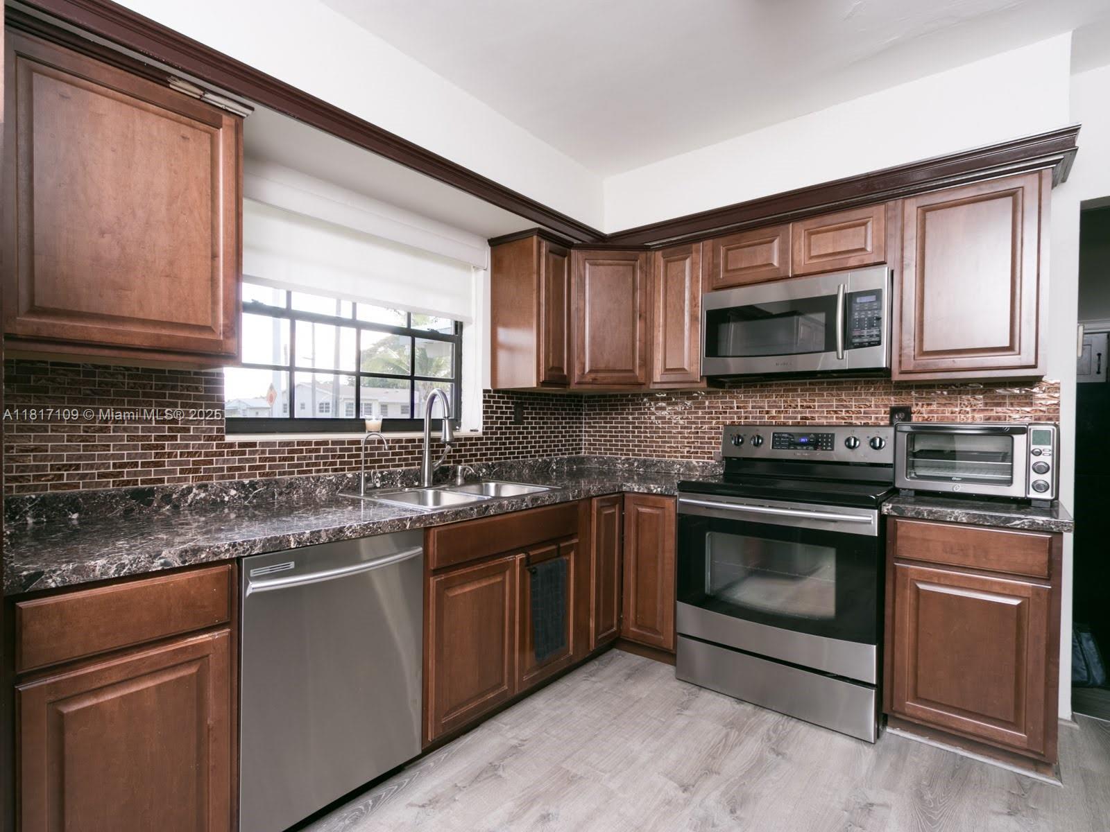 1121 NE 175th St, North Miami Beach, Florida image 20