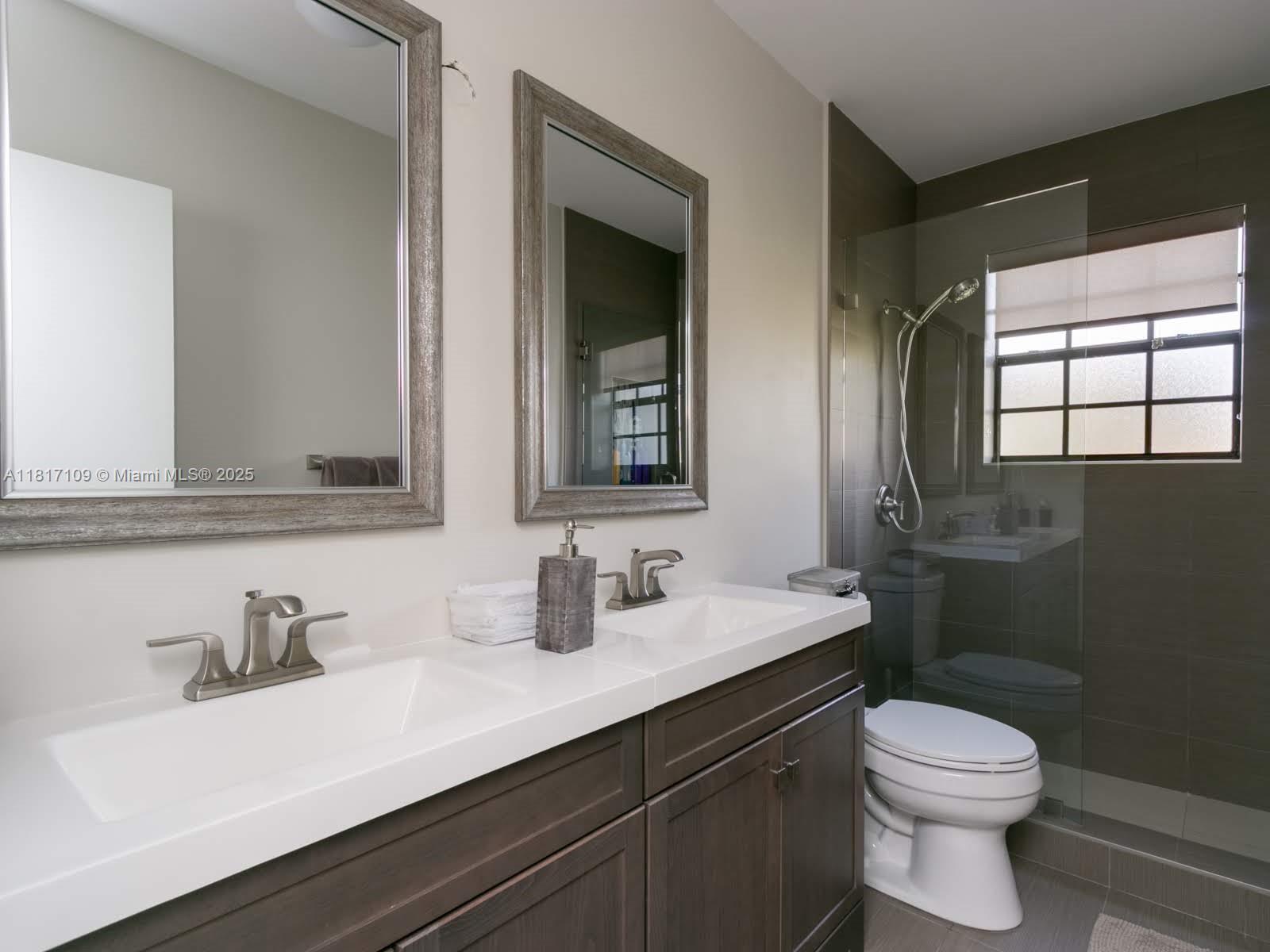 1121 NE 175th St, North Miami Beach, Florida image 23