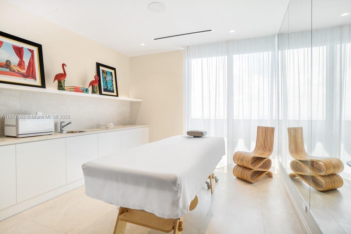 1000 Brickell Plz #2004, Miami FL 33131