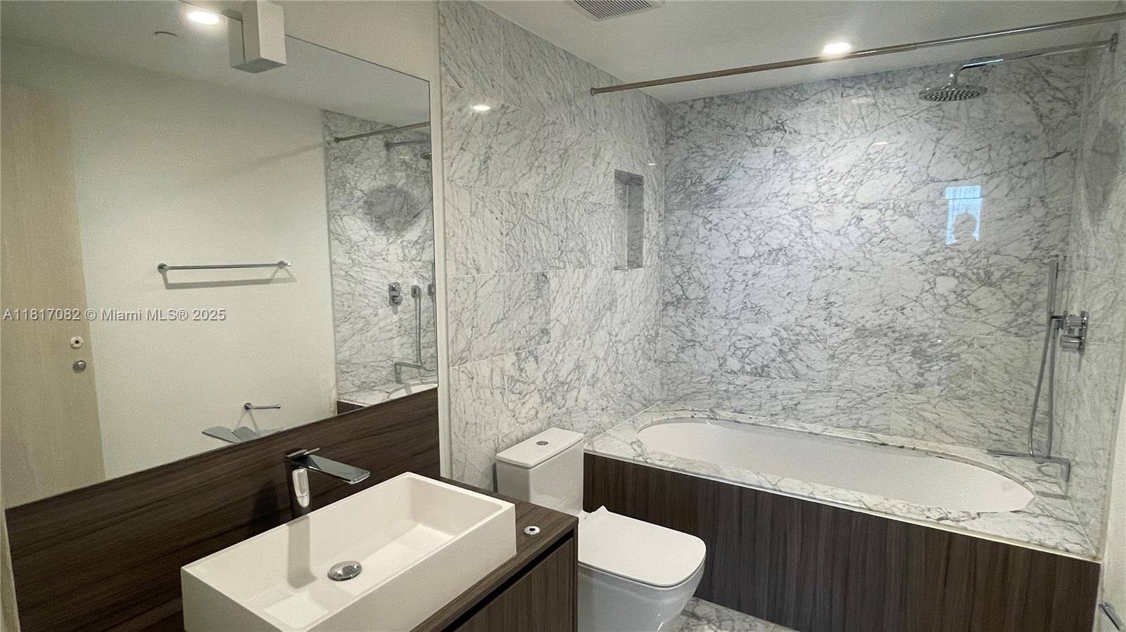 1000 Brickell Plz #2004, Miami FL 33131