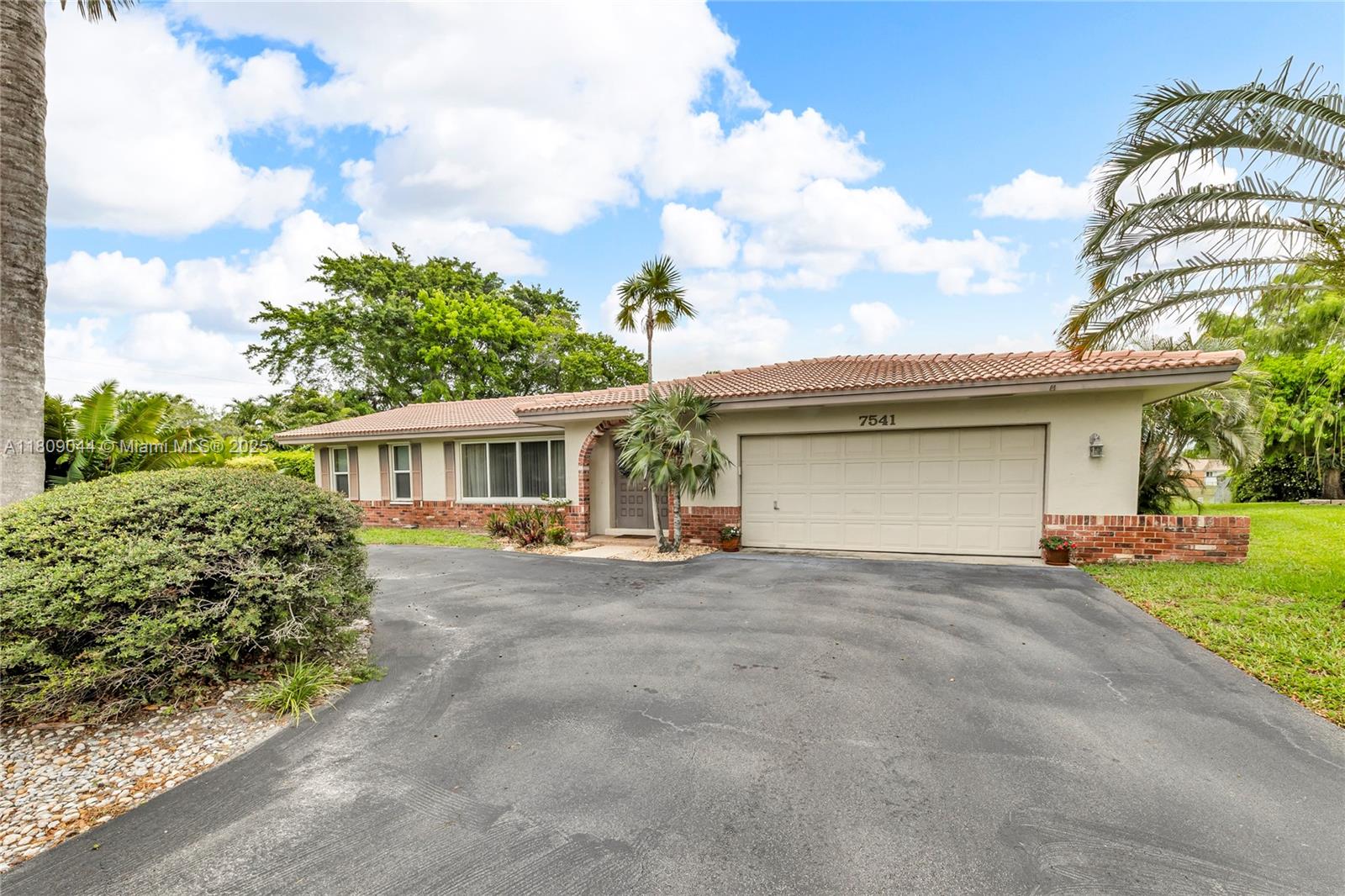7541 SW 9th St, Plantation, Florida image 2