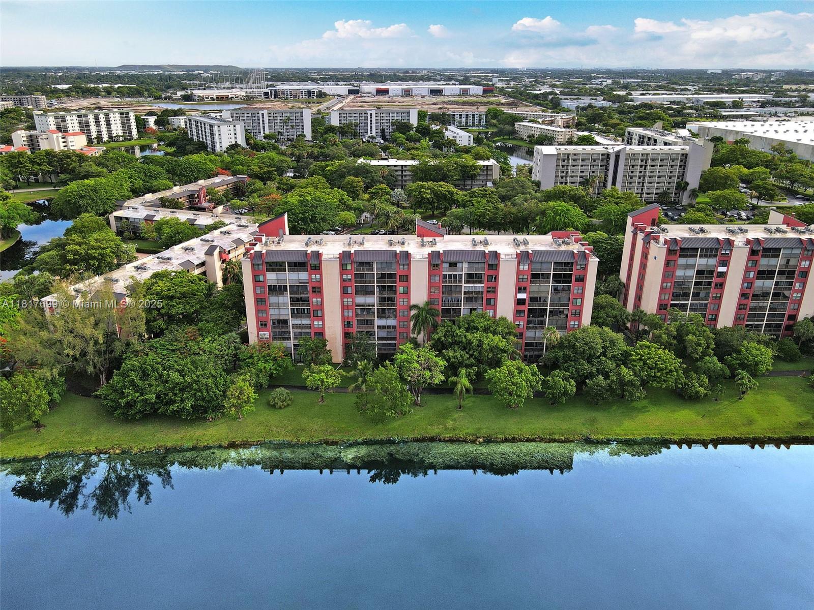2206 S Cypress Bend Dr #904, Pompano Beach, Florida image 2