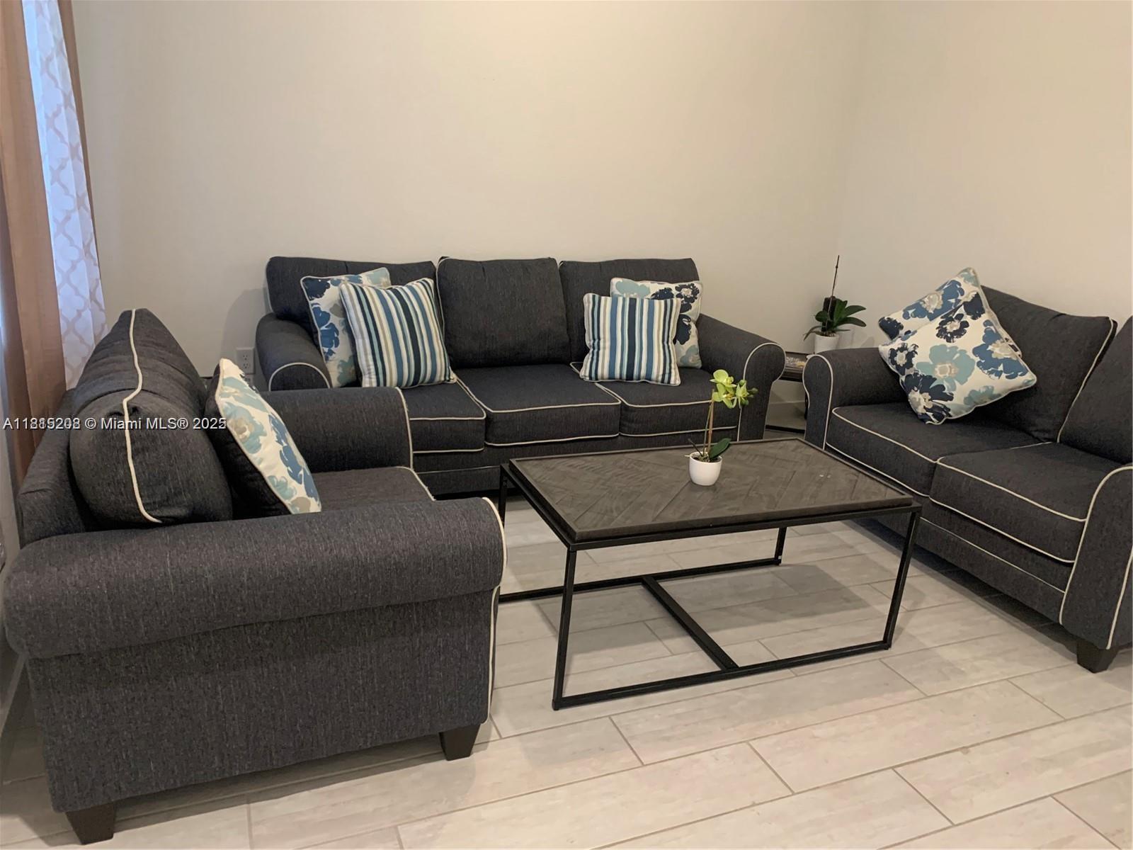 1041 SE 23rd Ter, Homestead, Florida image 2