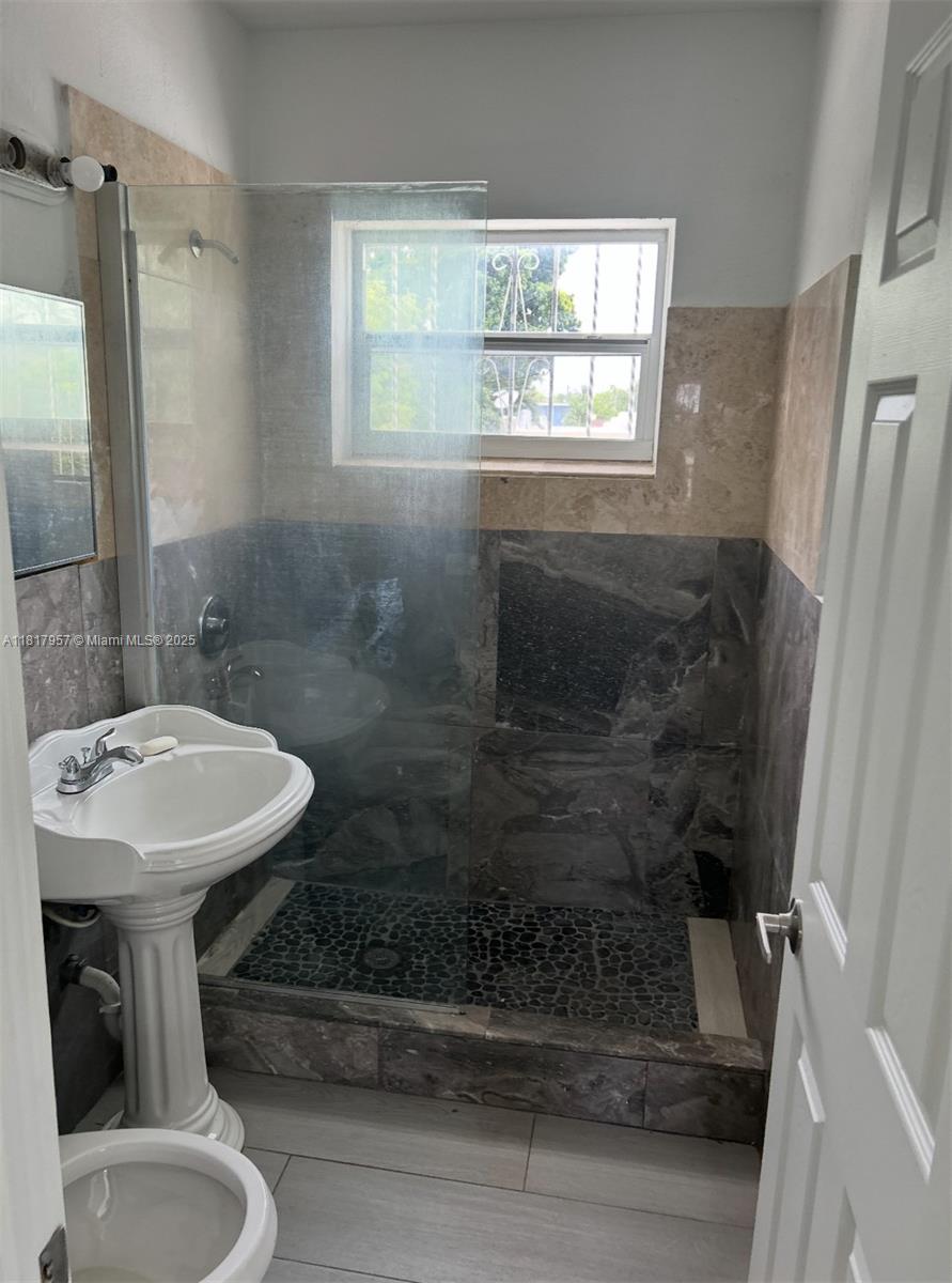 2215 NW 33rd St, Miami, Florida image 11