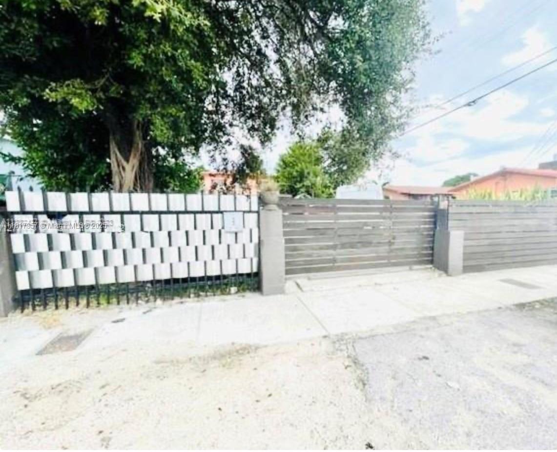 2215 NW 33rd St, Miami, Florida image 2