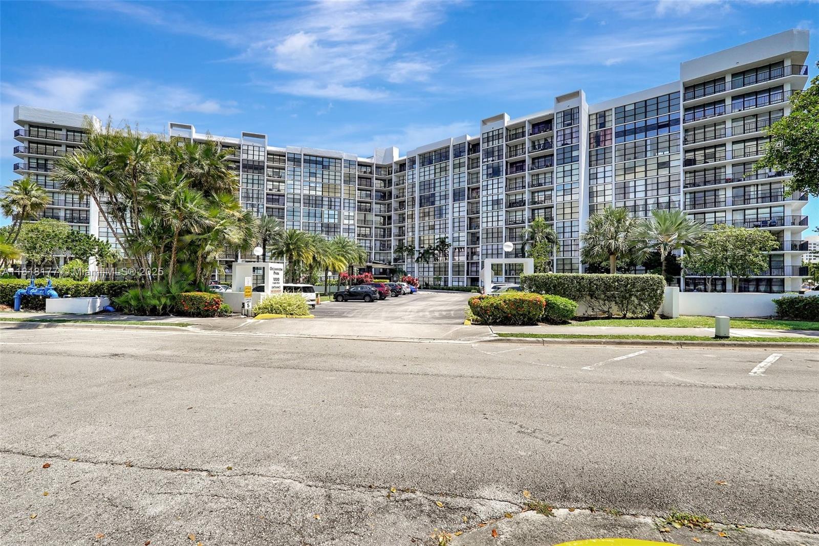 1000 Parkview Dr #811, Hallandale Beach, Florida image 2
