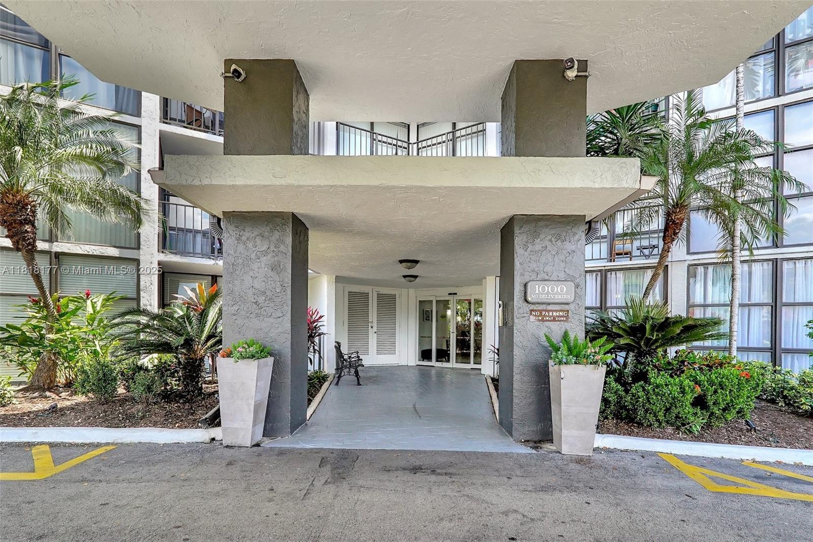 1000 Parkview Dr #811, Hallandale Beach, Florida image 25