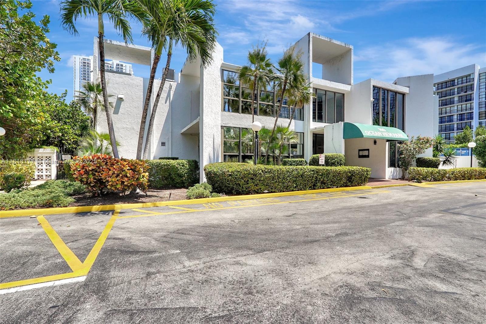 1000 Parkview Dr #811, Hallandale Beach, Florida image 29