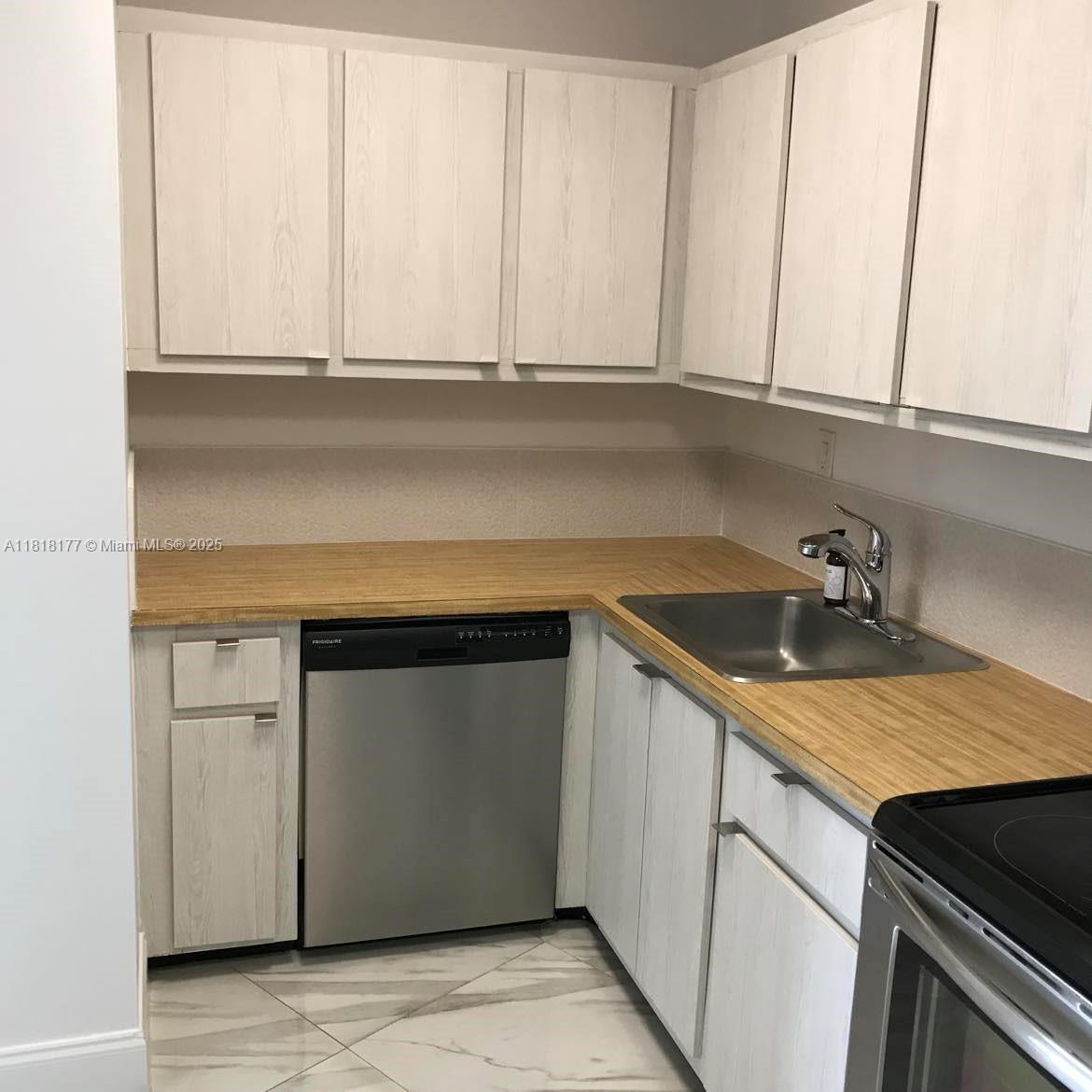 1000 Parkview Dr #811, Hallandale Beach, Florida image 5