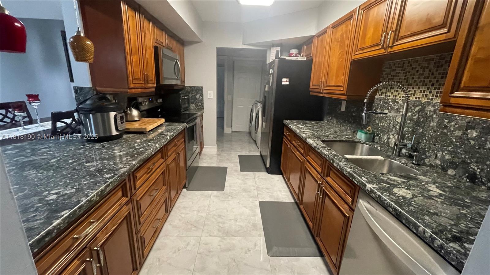 11040 S Lakeview Dr, Pembroke Pines, Florida image 2