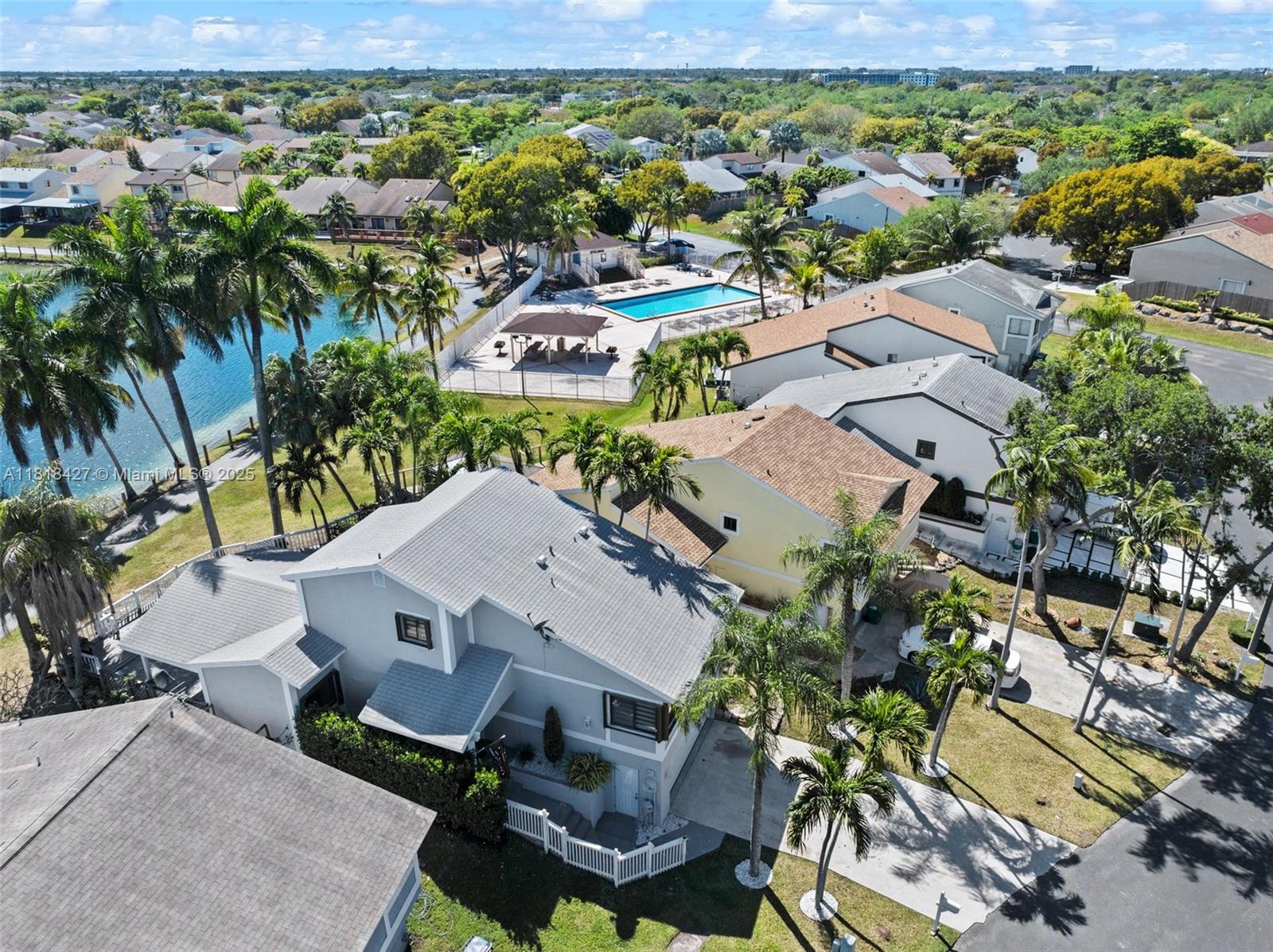 9916 SW 218th Ter, Cutler Bay, Florida image 4