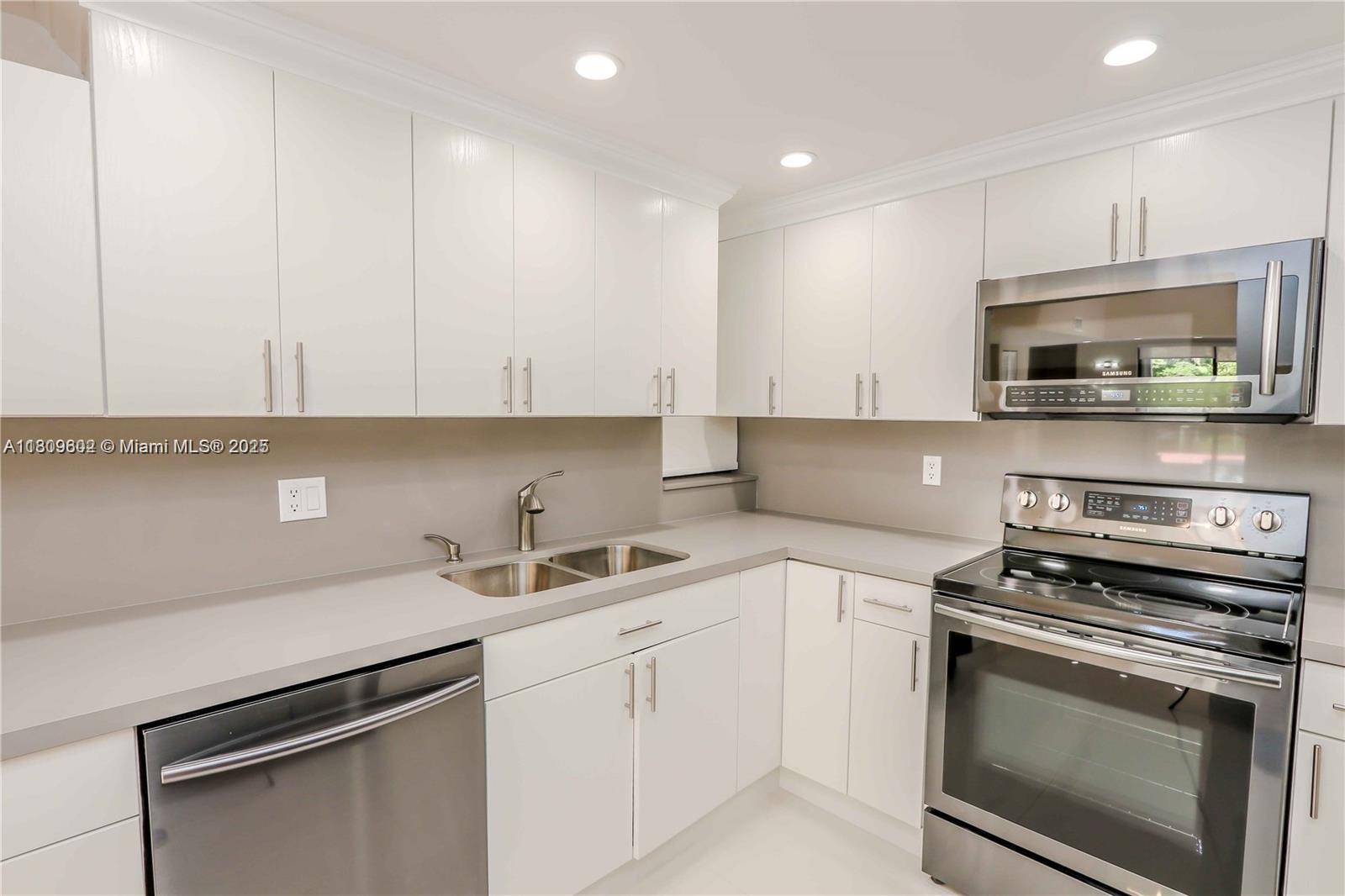 Residential, Sunny Isles Beach, Florida image 3