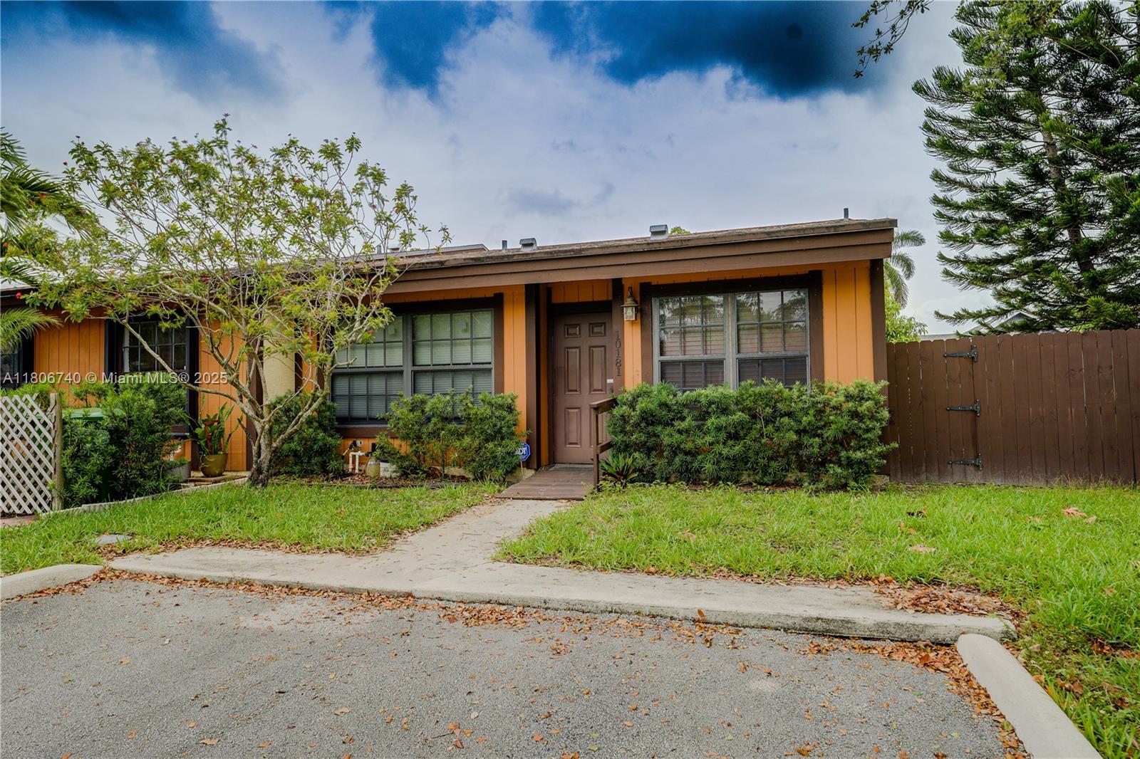 10181 E Cypress Ct, Pembroke Pines, Florida image 2