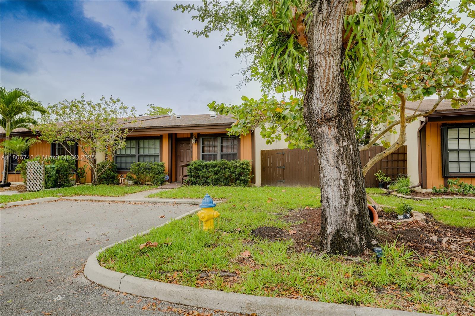 10181 E Cypress Ct, Pembroke Pines, Florida image 3
