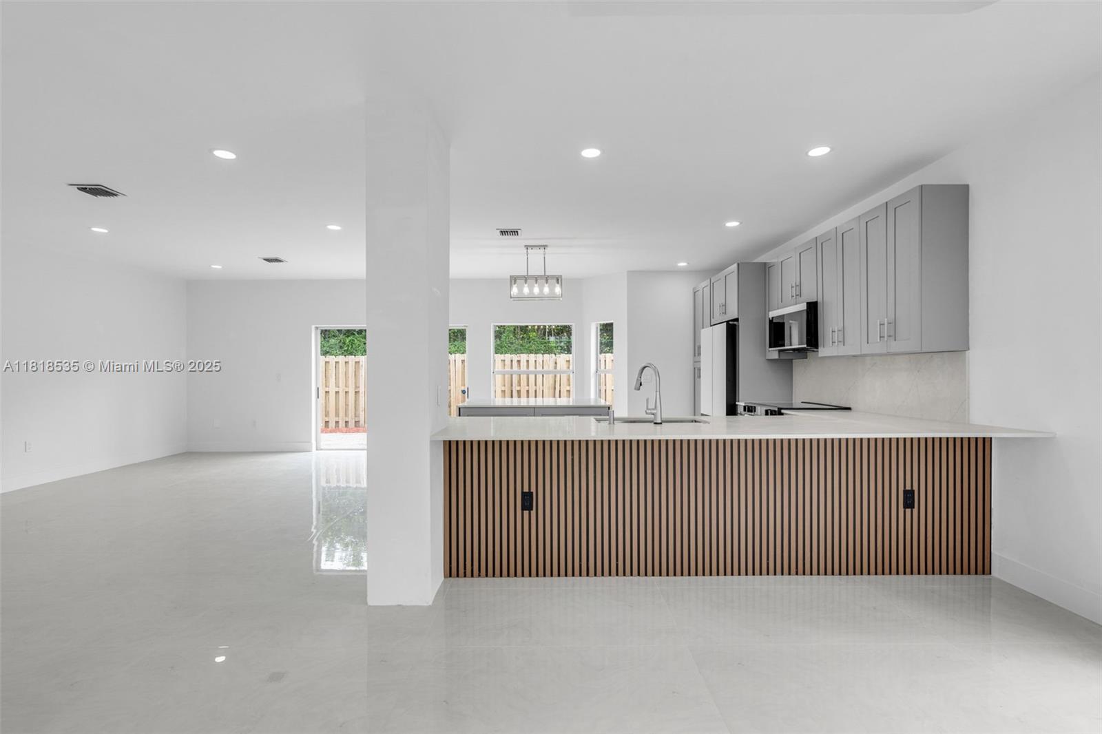 11244 NW 58th Ter, Doral, Florida image 4