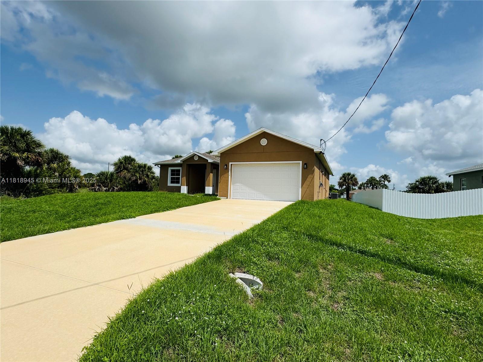 1115 W Leader Street, La Belle, Florida image 2