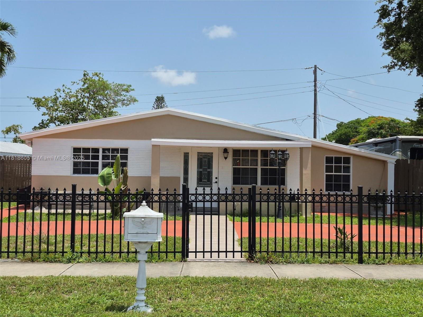 Homes for sale in Hollywood, FL | 5930 N Farragut Dr, Hollywood, FL 33021 | MLS# A11818605