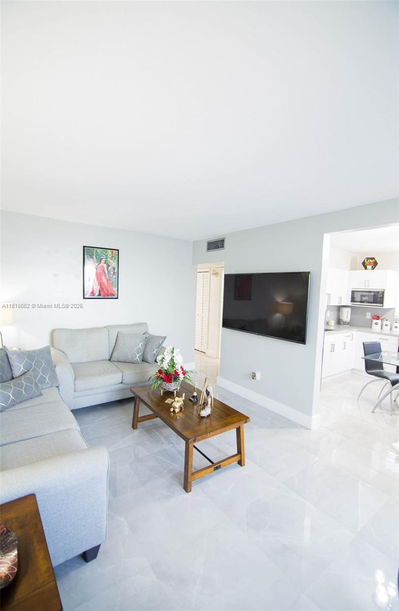 380 E 35th St #2110, Hialeah, Florida image 2