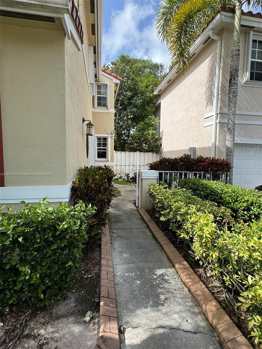 15048 SW 51st St, Davie, Florida image 2