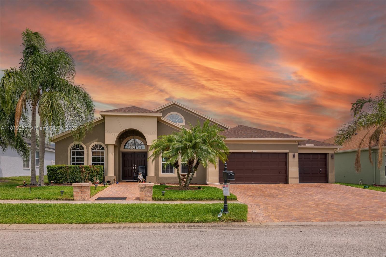 10327 Meadow Crossing Drive, Tampa, Florida image 1