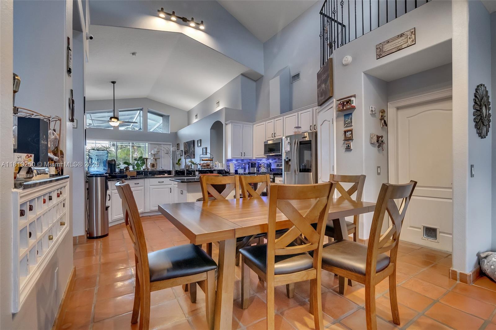 10327 Meadow Crossing Drive, Tampa, Florida image 10