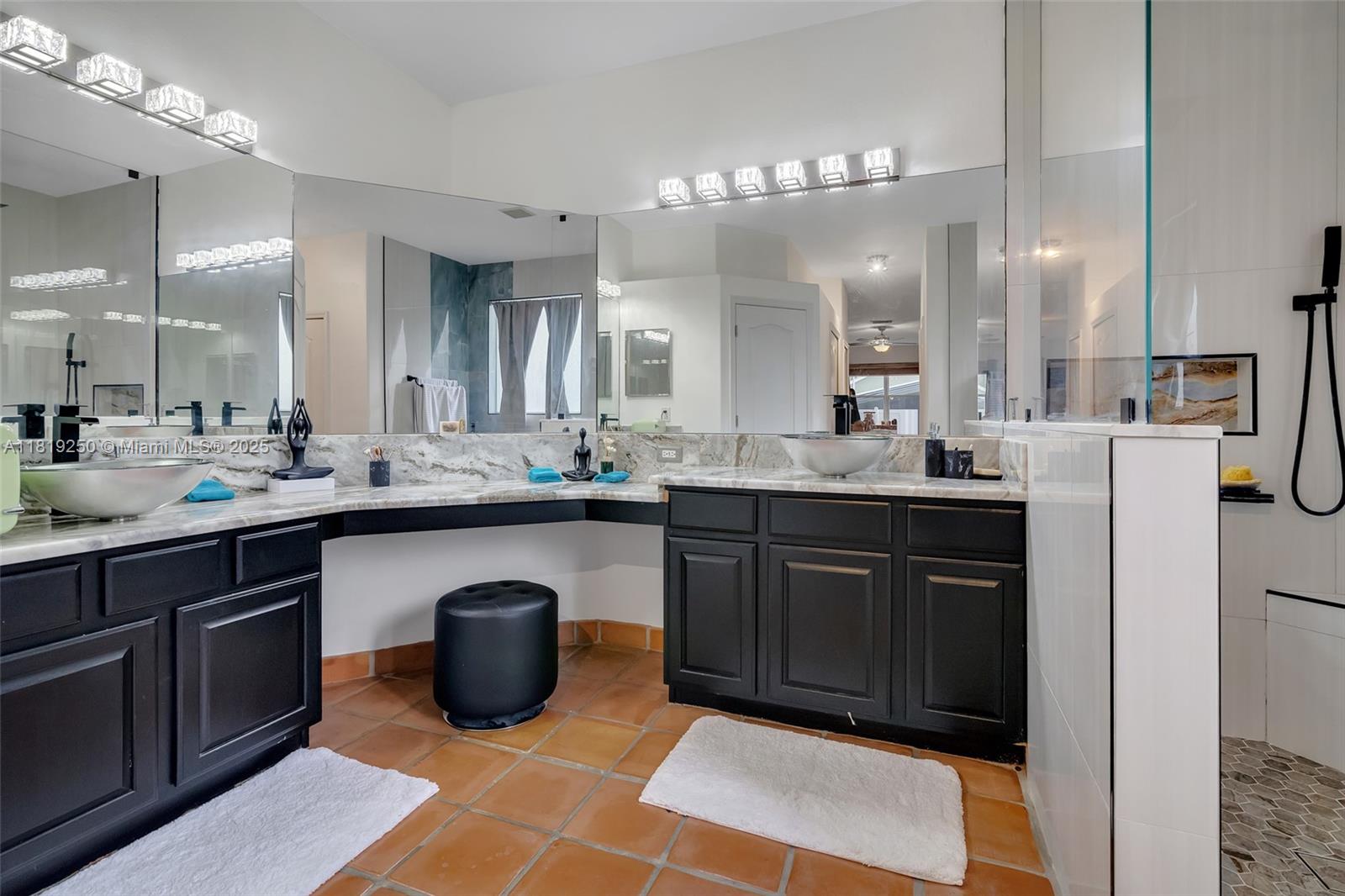 10327 Meadow Crossing Drive, Tampa, Florida image 16