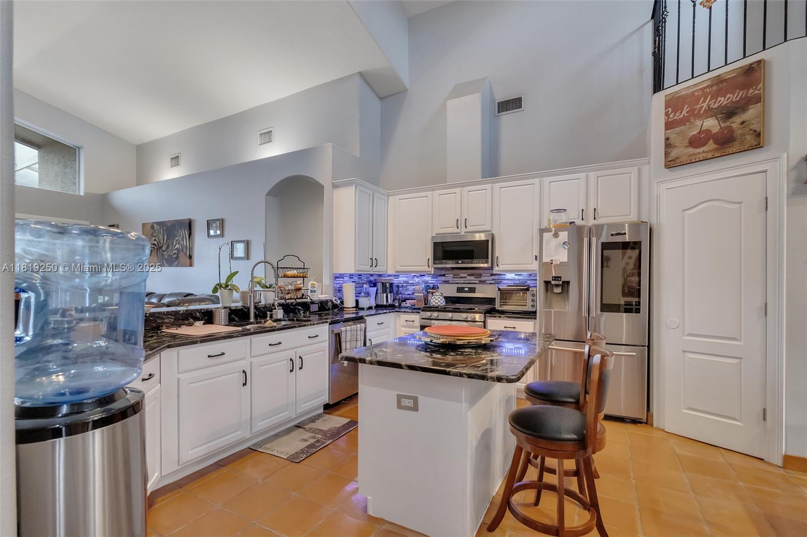 10327 Meadow Crossing Drive, Tampa, Florida image 2