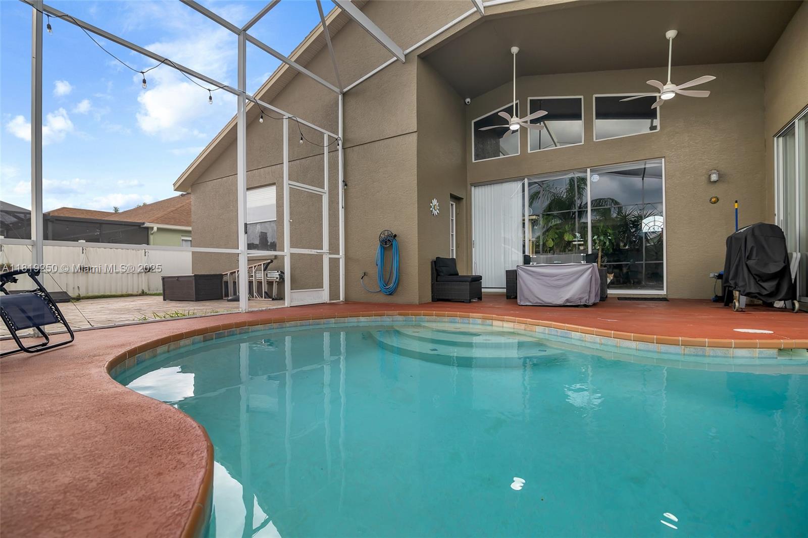 10327 Meadow Crossing Drive, Tampa, Florida image 3