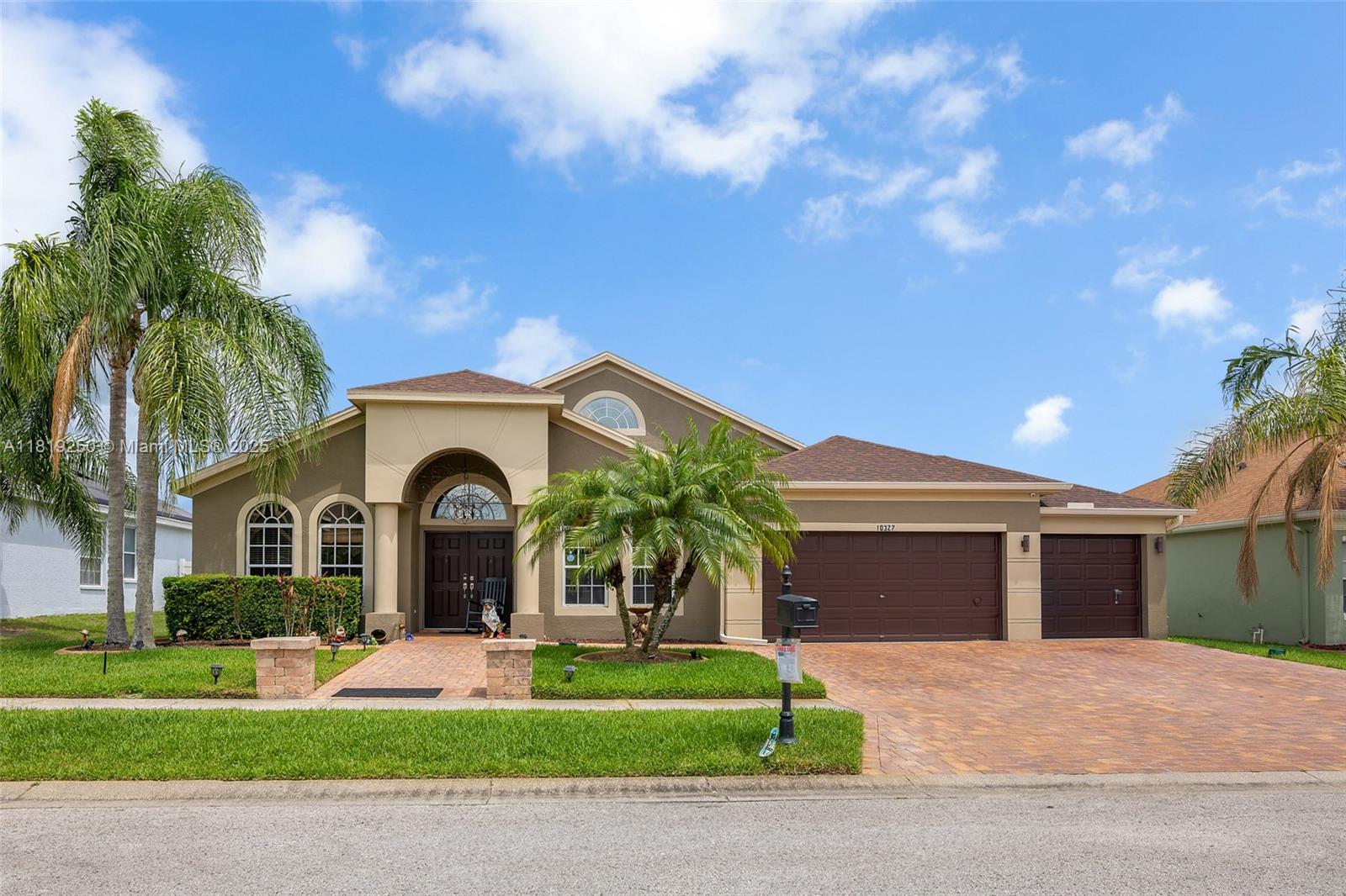 10327 Meadow Crossing Drive, Tampa, Florida image 7