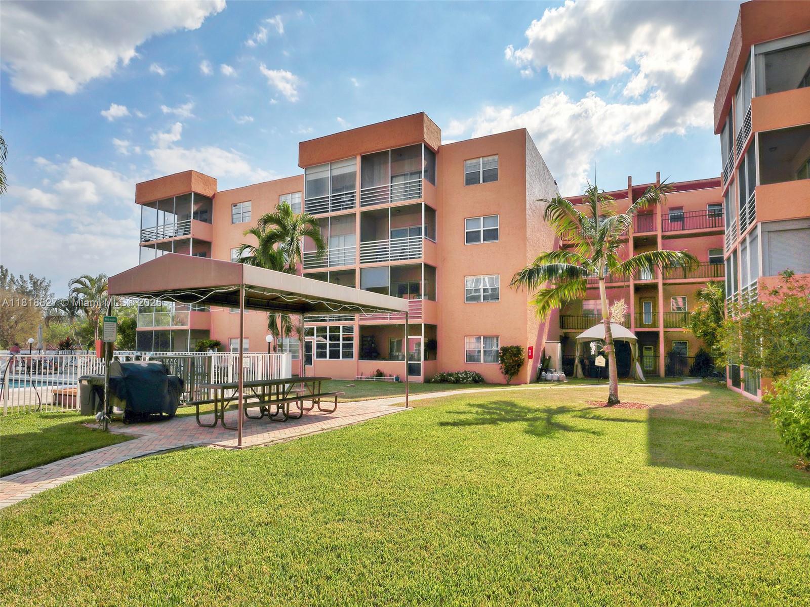 3048 E Sunrise Lakes Dr #319, Sunrise, Florida image 2