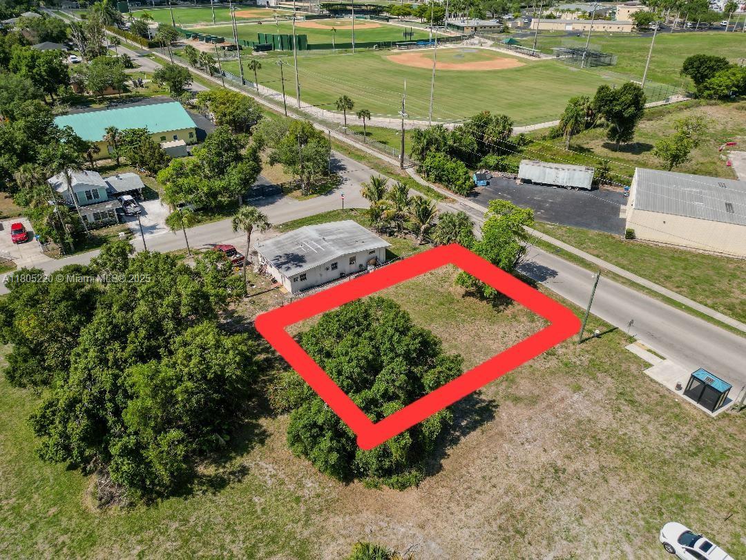 933 Veronica Shoemaker, Fort Myers, Florida image 2
