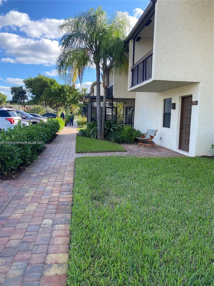 721 SE 1st Way #B18, Deerfield Beach, Florida image 1