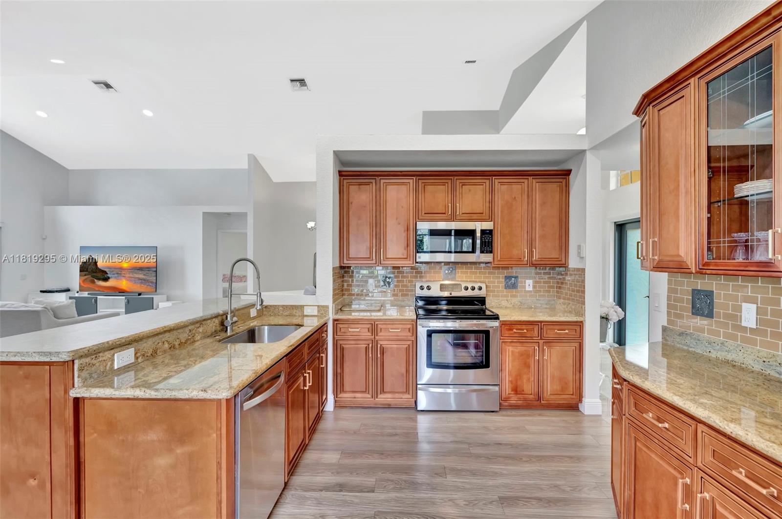2060 Island Cir, Weston, Florida image 23
