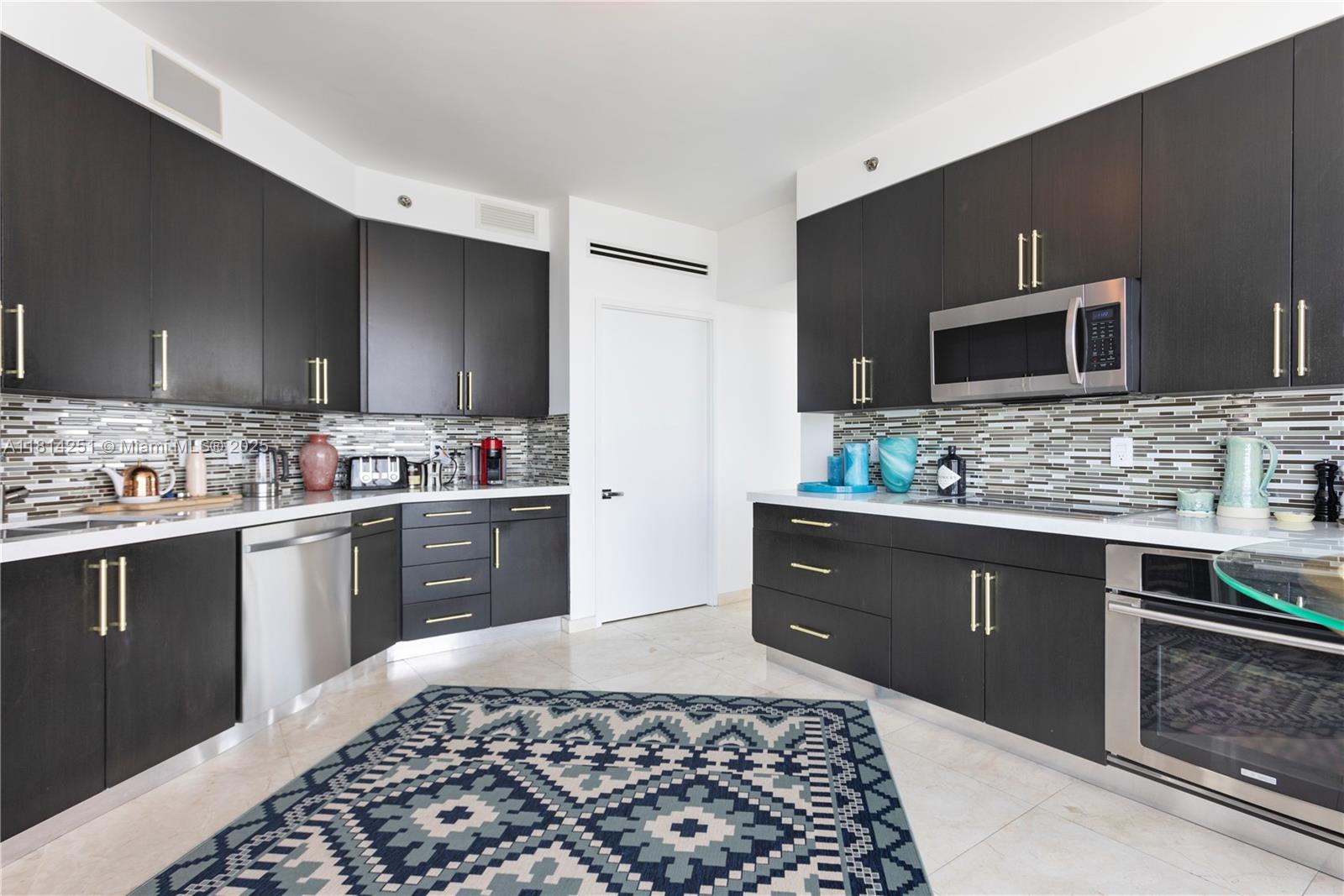 300 S Pointe Dr #3703, Miami Beach FL 33139