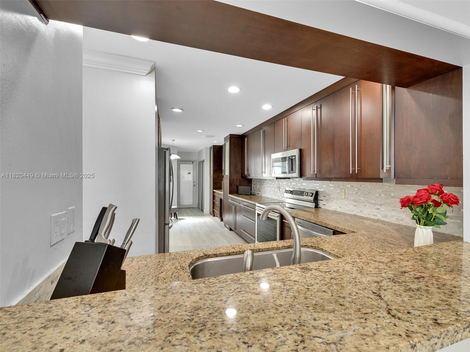 9933 NW 49th Ter, Doral, Florida image 12