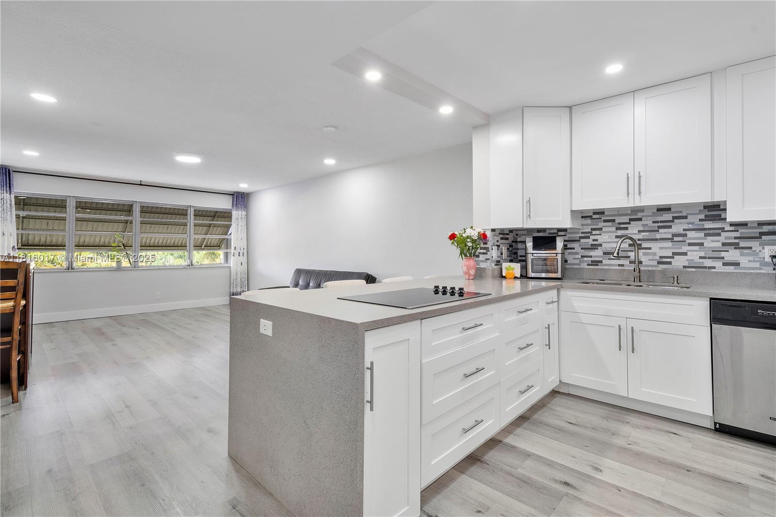 215 SE 3rd Ave #303B, Hallandale Beach, Florida image 2