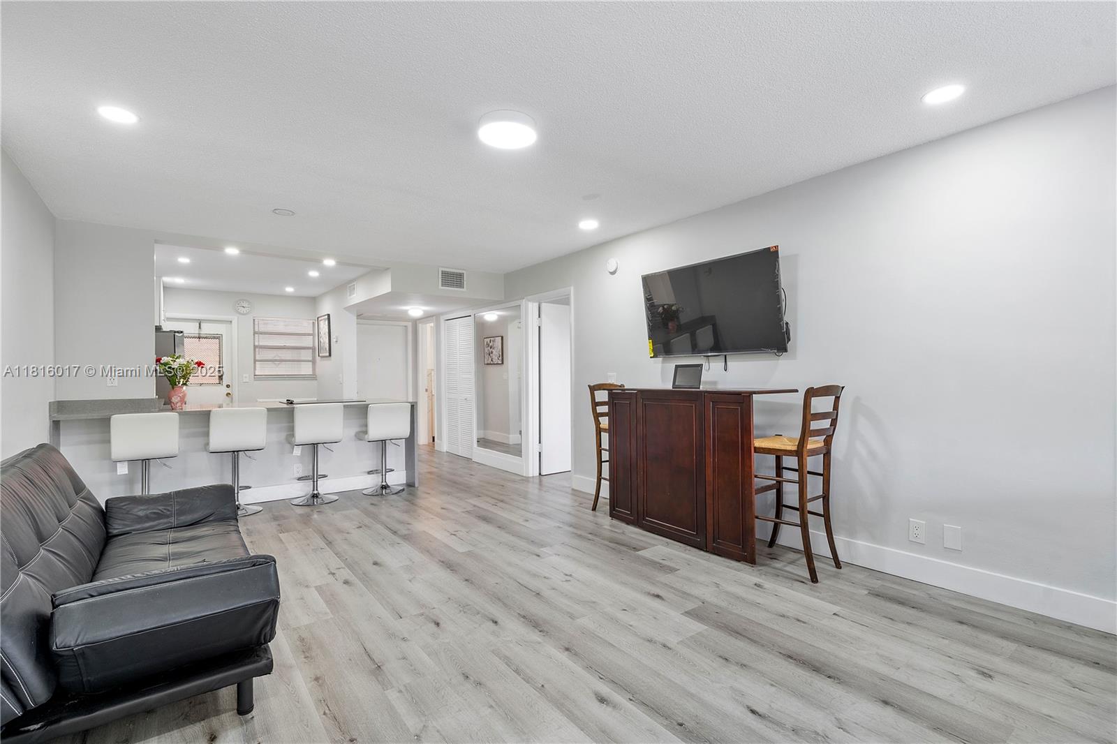 215 SE 3rd Ave #303B, Hallandale Beach, Florida image 4