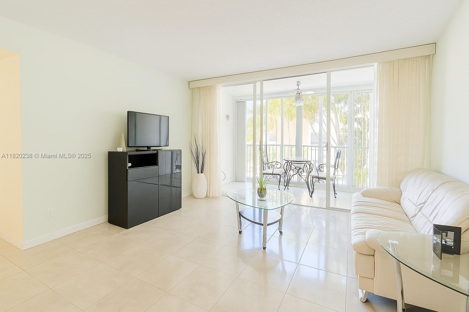 950 NE 199th St #2H, Miami, Florida image 16