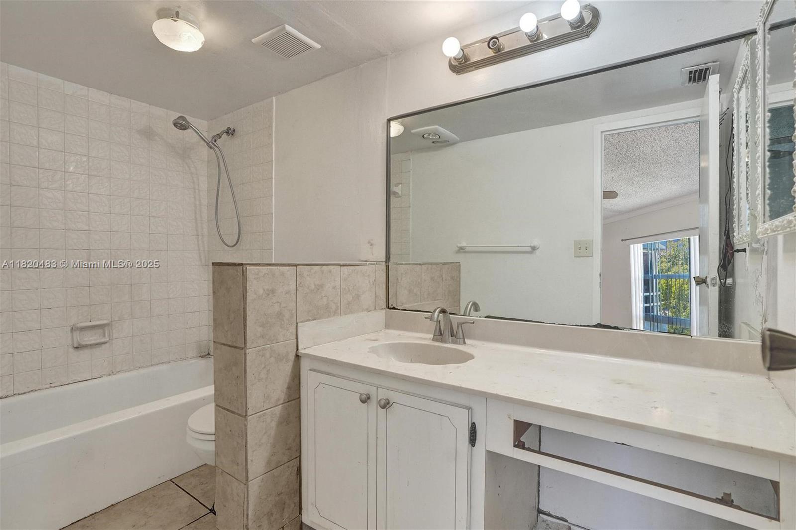 8351 Sands Point Blvd #A301, Tamarac, Florida image 9