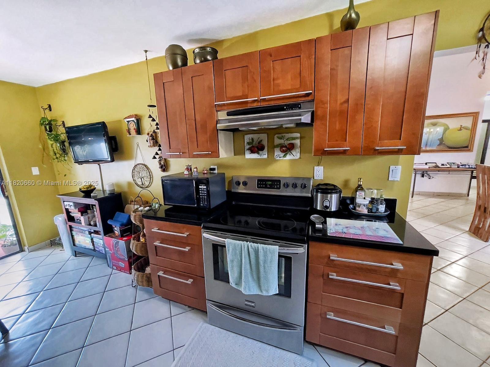 618 NE 195th St, Miami, Florida image 7