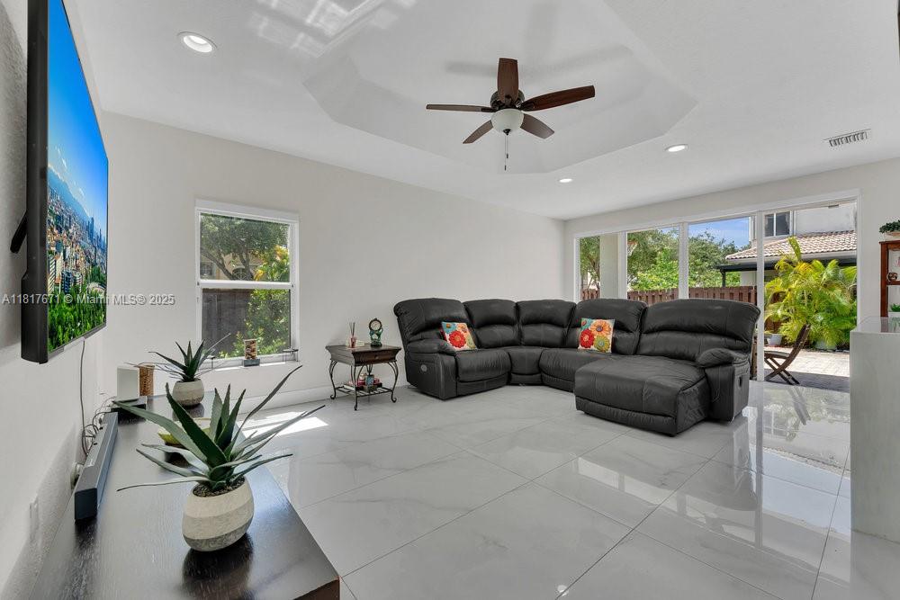 10738 NW 70th Ln, Doral, Florida image 12