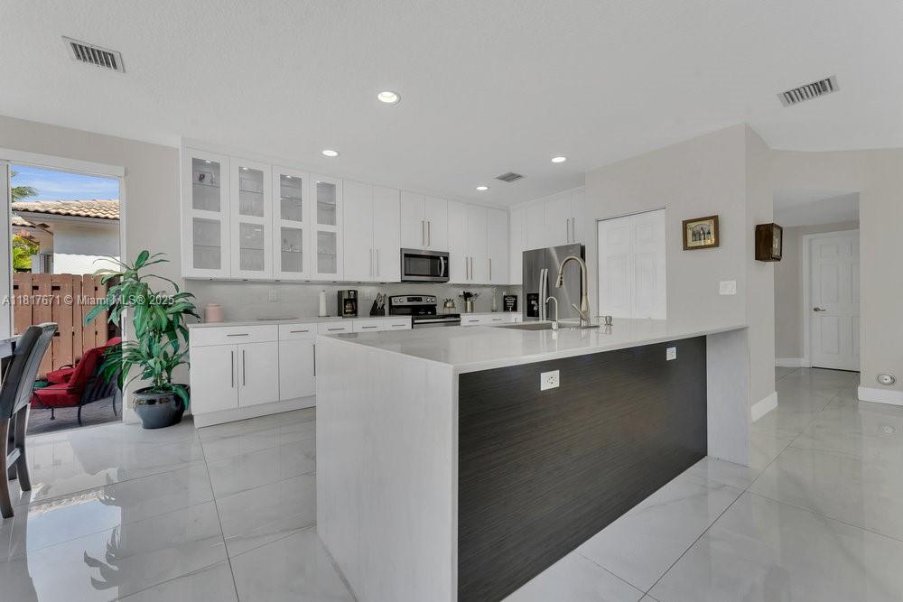10738 NW 70th Ln, Doral, Florida image 2