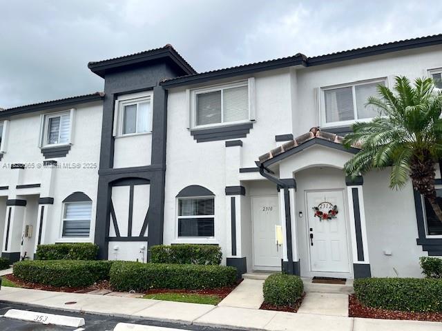SPACIOUS 3 BR/ 2.5 BA TOWN HOME IN DESIRABLE KEYS GATE COMMUNITY.  OFFERING BRAND NEW TILE FLOORS IN LIVING AREAS, NEW STAINLESS STEELE APPLIANCES, LARGE MASTER SUITE, FULL SIZE WASHER/ DRYER & FENCED IN BACK YARD. NO PETS. RENT INCLUDES; ATT UVERSE BASIC CABLE & INTERNET, ALARM MONITORING, SECURITY, COMMUNITY POOL.