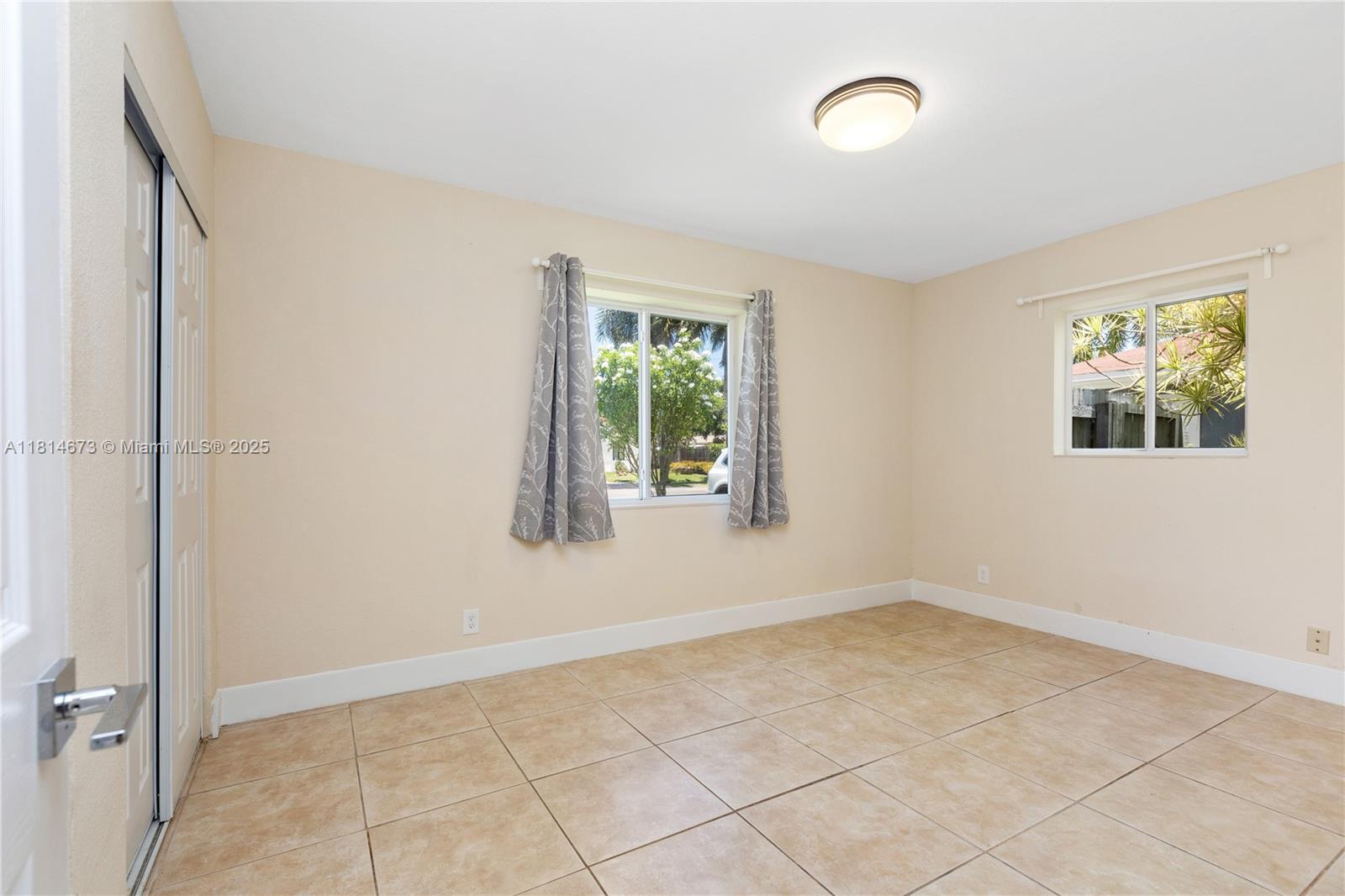 918 NE 6th St, Hallandale Beach, Florida image 7